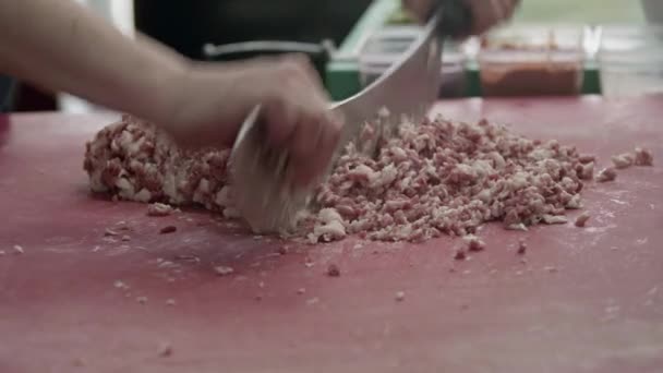 Mistrz Adana Kebab Zamienia Mięso Jagnięce Mięso Mielone Nagraniem Noża — Wideo stockowe