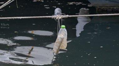Plastik Şişe Deniz Çöpü Liman Görüntülerindeki İnsanlar Tarafından Deniz Sularına Atıldı.