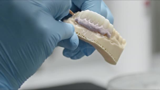 Implantat Tandborste Färgad För Verklighet Tandvårdslaboratoriet — Stockvideo