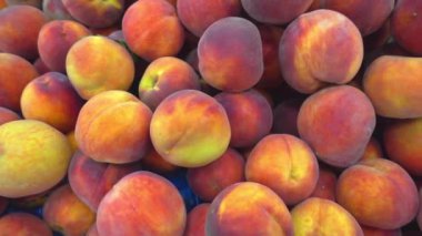 Hasat Mevsimi Çekimleri sırasında Markette Satılık Lezzetli Şeftali Yığını.