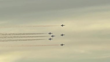 Türk Yıldızlar Takımı Akrobatik Gösteri Uçuşları Görüntüleri Gösteriyor.