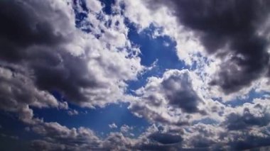 Kadife Bulutlar Mavi Gökyüzünde Hareket Ediyor.