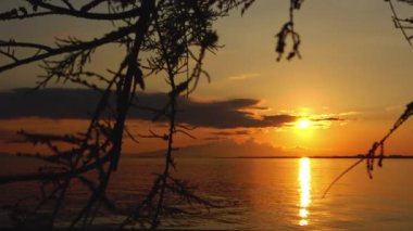 Sıcak Rüzgarlı Yaz Günbatımında Sakin Deniz.