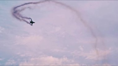  İzmir 'de Gökyüzünde Uçan F-16 Akrobatik Uçak 2023 Görüntüleri.