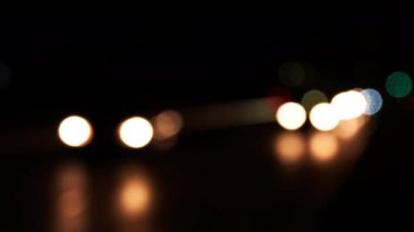 Bokeh Gece Trafiğindeki Arabaların Farları tarafından yaratıldı..
