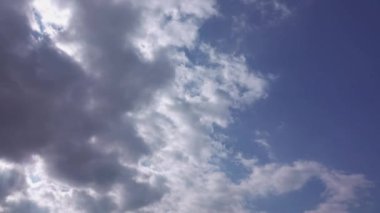 Şiddetli Yağmur Bulutları Mavi Gökyüzü Görüntülerinde Hareket Ediyor.