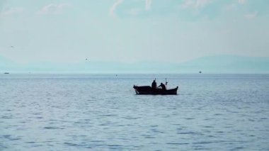 Açık Deniz Görüntülerinde Tahta Teknelerle Balıkçılar.