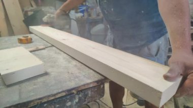 Atölyedeki Sander Orbitali ile Sanding a Wood 'a yakın çekim.