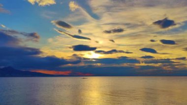 Sunset Sea Video 'da Karışık Bulutlar.