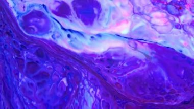 Sıvı Renkli Boya ağır çekimde patent alır. Sıvı renkli boya desenleri üst görünüm. Çok renkli sıvı boya yüzeyi.