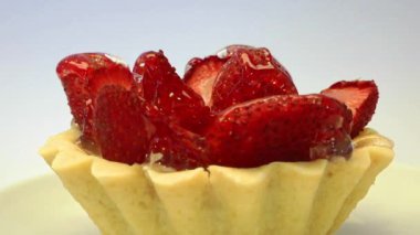 Lezzetli Çilekli Turta Bir Masa Görüntüsünde Dönüyor.