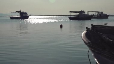 Balıkçı tekneleri Deniz Kıyısındaki Balıkçılık Limanı 'nda demirliyor..