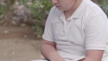 İlkokul öğrencisi Türk Kız Ders Kitabı Görüntüleri Okuyor.