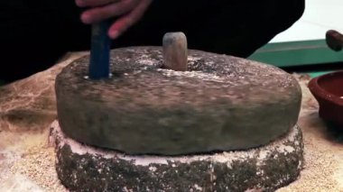 Antika Eski El Gücü Taştan Değirmen Görüntülerinde Öğütülmüş Buğday unu.
