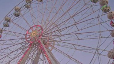 Lunaparktaki Dönen Dönme Dönme Dolap Bir Akşam Görüntüsü.