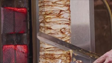 Doner Kebap Ustası Bıçaklı Tavuk Etini Kesiyor.