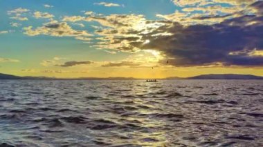 Yellow Sunset Over the Ocean ve Mountain Ranges on the Horizon Görüntüleri.