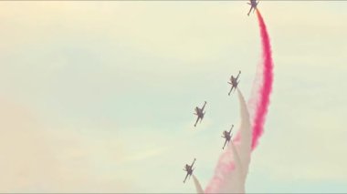 IZMIR, TURKIYE - 9 Eylül 2024 Türk Hava Kuvvetleri Kanadalı NF-5 Türk Yıldız Takımı Kurtuluş Günü Hava Kuvvetleri Görüntüleri sırasında İzmir 'de Aerobatik Gösteri.