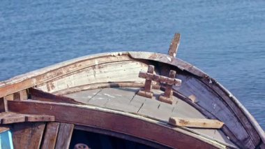 Rıhtımdaki ahşap balıkçı teknesinden deniz suyu..