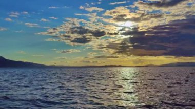 Güzel Bulutlu Okyanus Sahili Yaz Günbatımı Deniz Manzarası.