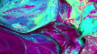 Sıvı Renkli Boya ağır çekimde patent alır. Sıvı renkli boya desenleri üst görünüm. Çok renkli sıvı boya yüzeyi.