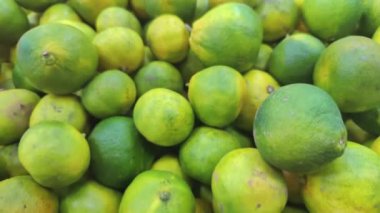 Yeni Sezon Taze Mandalina Tepeleri Pazar Sayacı Görüntülerinde.