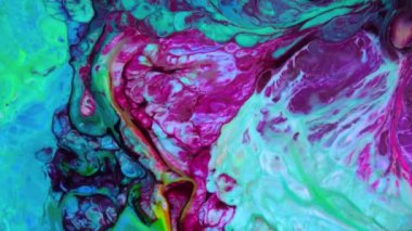 Psikedelik renkli renkli resimlerle soyut bir arkaplan. Sıvı boyanın hareket edip yavaşça kaymasıyla organik etki. Dönüyor ve yayılıyor.