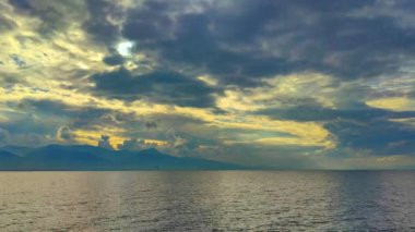 Ocean Beach Video 'da Koyu Gri Bulutlu Gökyüzü.