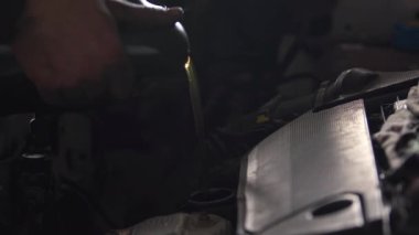 Eski Benzin Otomobili Motoru Yeni Sentetik Yağ Görüntüsüyle Dolduruluyor.