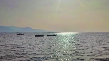 Küçük balıkçı tekneleri halat ile balıkçı limanına bağlandı..