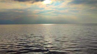 Sisli ve bulutlu bir günde okyanus manzarası.