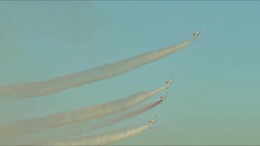 Türk Yıldızları Hava Görüntülerinde Aerobatik Uçaklar Hareketi.