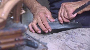 Ayakkabı Tamircisi Siyah Terliği Yapıştırıcı Görüntüsüyle Tamir Etti.