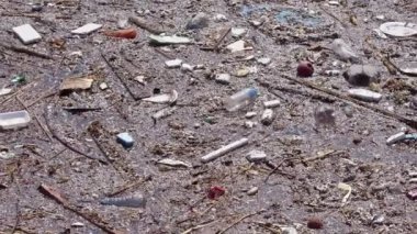 İnsanların Ekoloji Görüntülerini Tehdit Ettiği Plastik Atıklar Denize Atıldı.