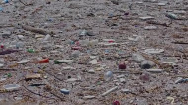 Okyanus Sahilindeki İnsanlar Tarafından Suya Atılan Çöp Yığını.