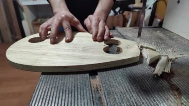 Müzikal Enstrüman Yapıcı, Tahta Gövdeyi Testere Görüntüsüyle Kesiyor.