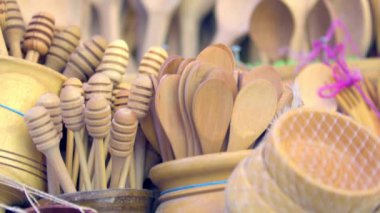 Market Sayacı Görüntülerinde El Yapımı Ahşap Mutfak Utensilleri.