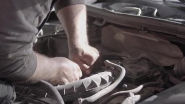 Araba Tamircisi Motor Hava Hortumu Görüntülerini Onardı.