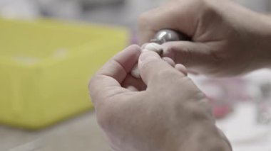 Protez Diş Laboratuvarı 'ndaki Diş Şekillendirme Görüntüsü.