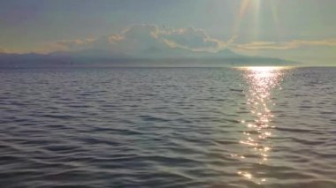 Mavi Deniz Dalgalar ve Güneş Suyun Üzerinde Yansıması.