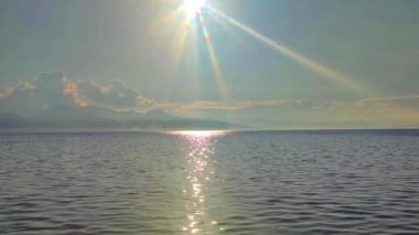 Mavi Deniz Dalgalar ve Güneş Suyun Üzerinde Yansıması.