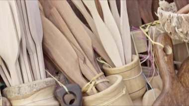 Market Stall Video 'da Çeşitli Ev Mutfağı Utensilleri.