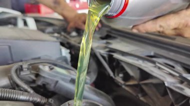 Sentetik Kalite Yağ Kayganlaştırıcı Tamir Dükkanı Çekimlerinde Araba Motoruna Döküldü.