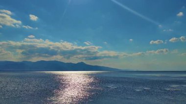 Deniz Parıltısı Suyu. Mavi Gök ve Beyaz Bulutlar Yürüyen Panorama Bahar Görüntüleri.