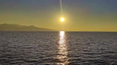 Turuncu ve Sarı Gün batımı Deniz suyunda parlıyor.