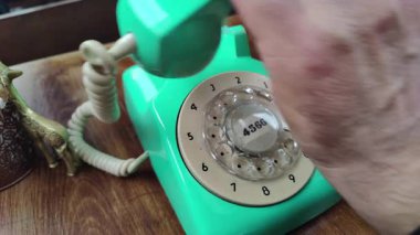 Eski Analog Çevirmeli Telefon Görüntüleriyle Arama Yapıyor.