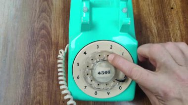Eski Analog Çevirmeli Telefon Görüntüleriyle Arama Yapıyor.