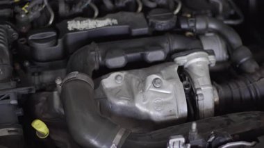Aracın Motor Panelinin Kaydırma Çekimi İç Görüntü.