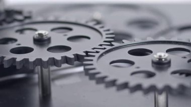 Birbirine kenetlenen dişli mekanizması Birbirleriyle uyum içinde çalışıyor.