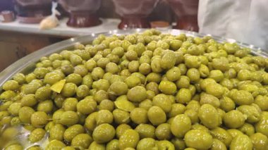 Yeni Mevsim Yeşil Zeytinler Pazar Sayacı Görüntülerinde.